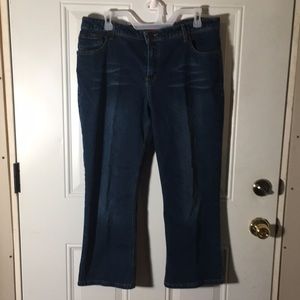 Mossimo woman’s zip and button front blue jeans. Front and back pockets size 15
